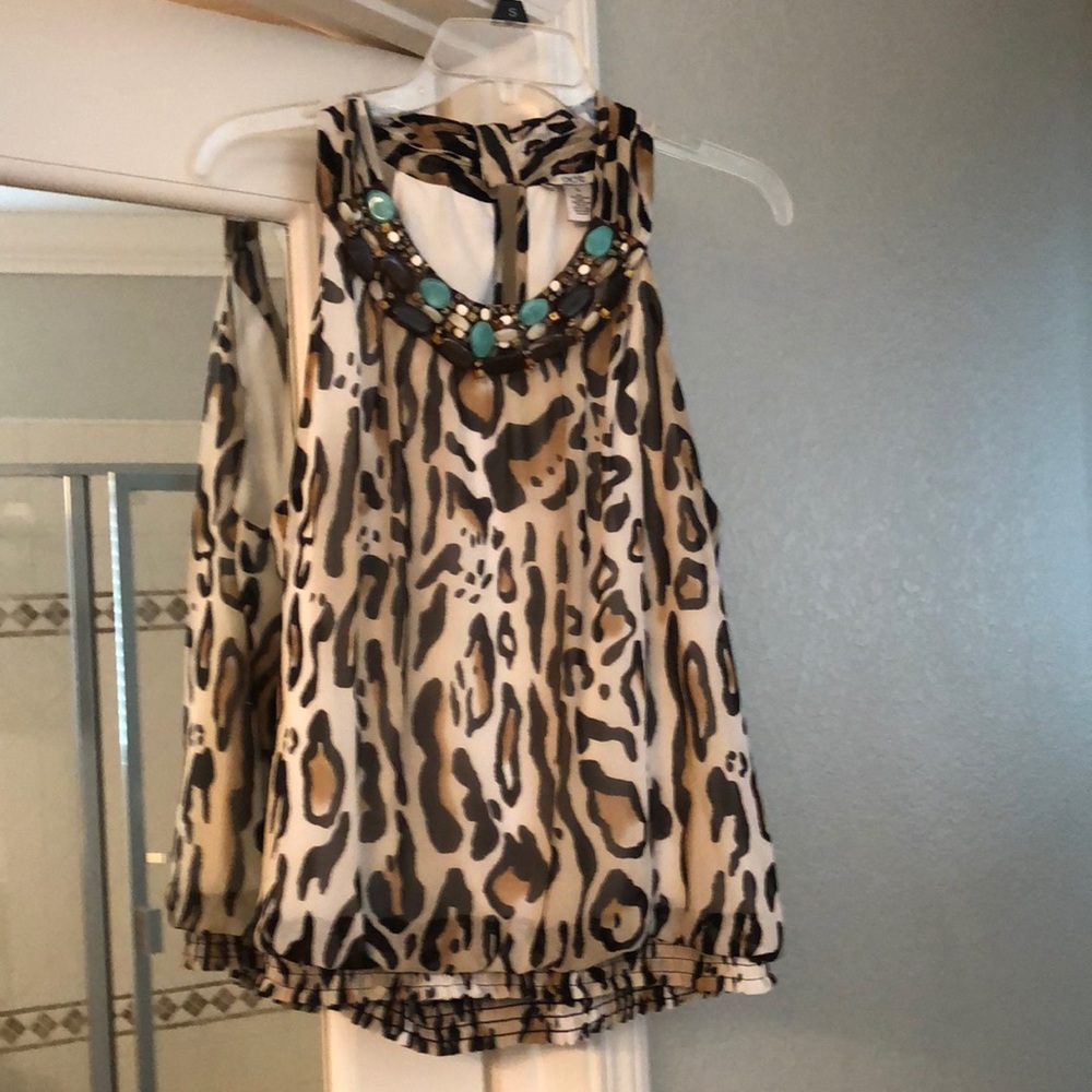 Super cute Cache animal print tank top.